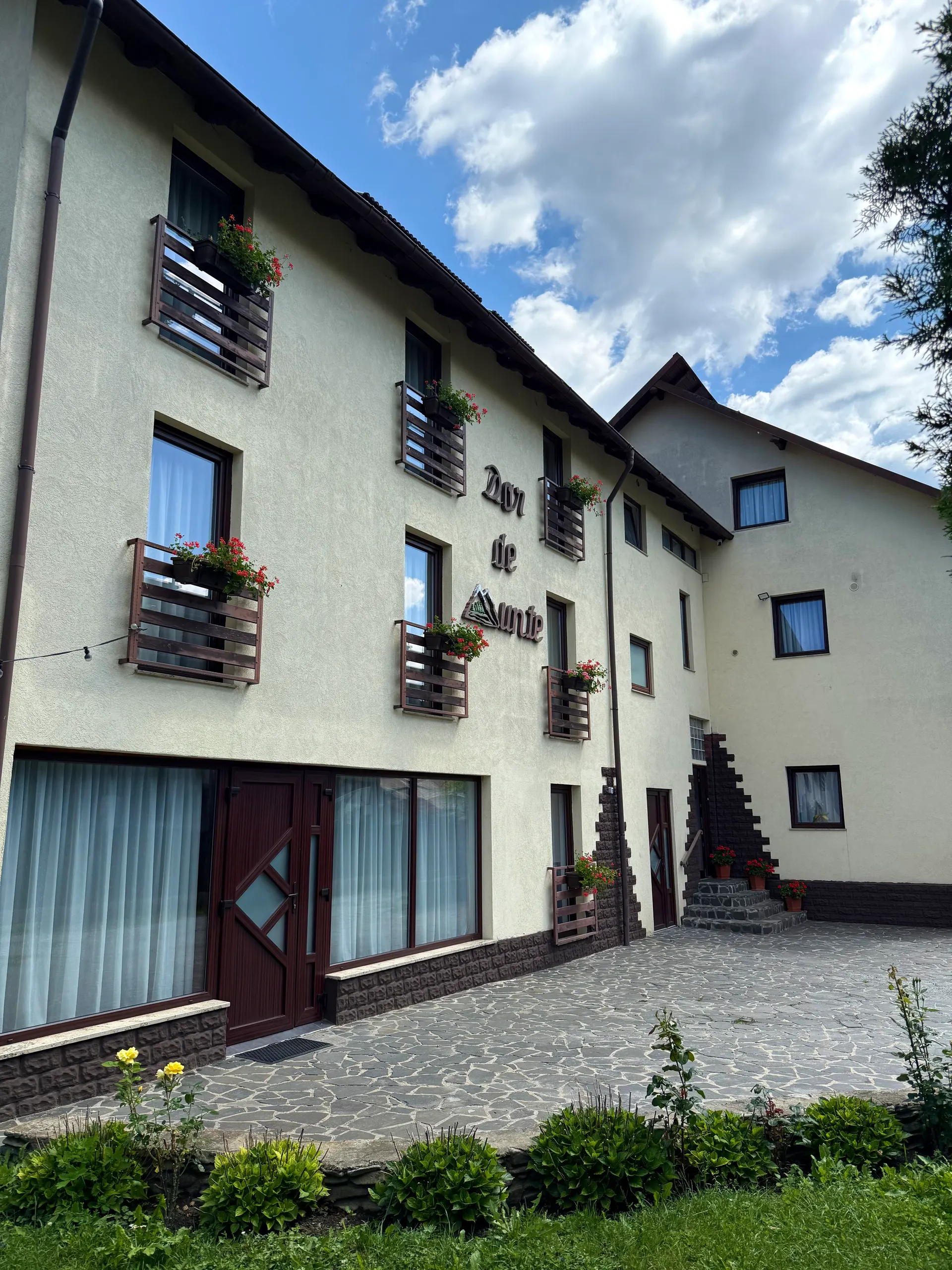 Vila Dor de Munte, la poalele munților