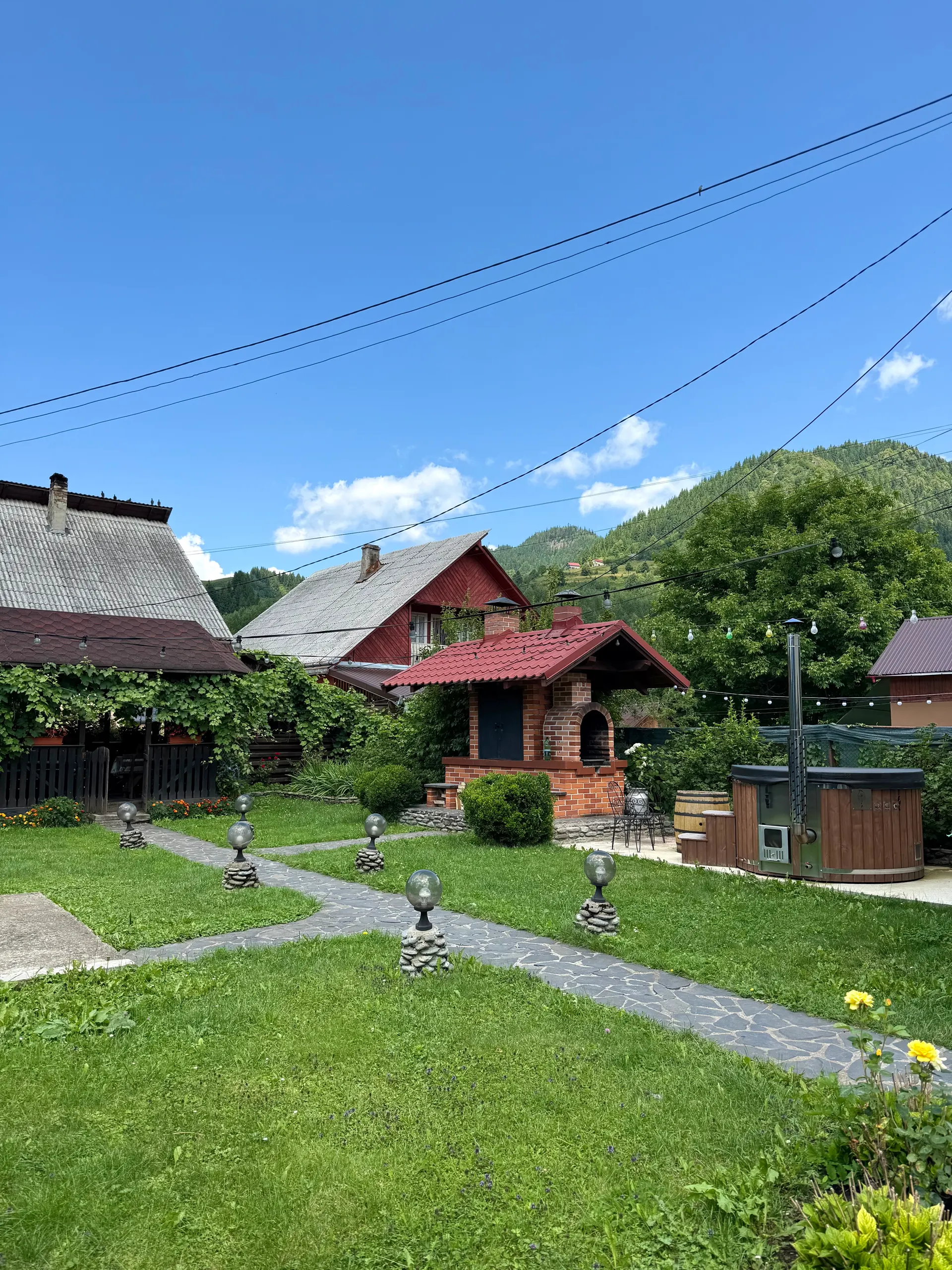 Grădina vilei Dor de Munte din Borșa, cu alee și grătar din cărămidă